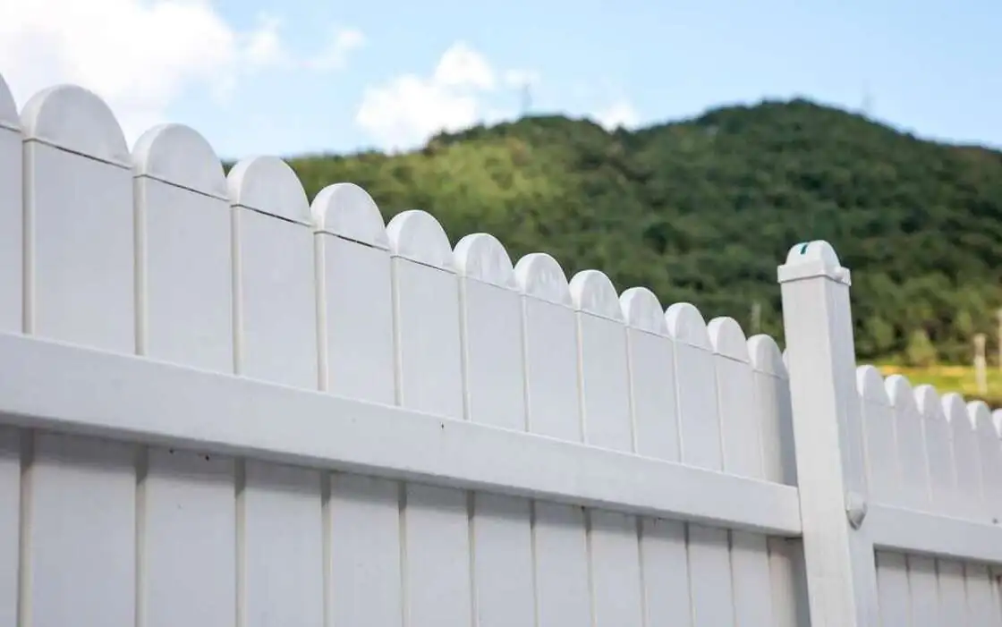 White vinyl privacy fence with a scalloped top
